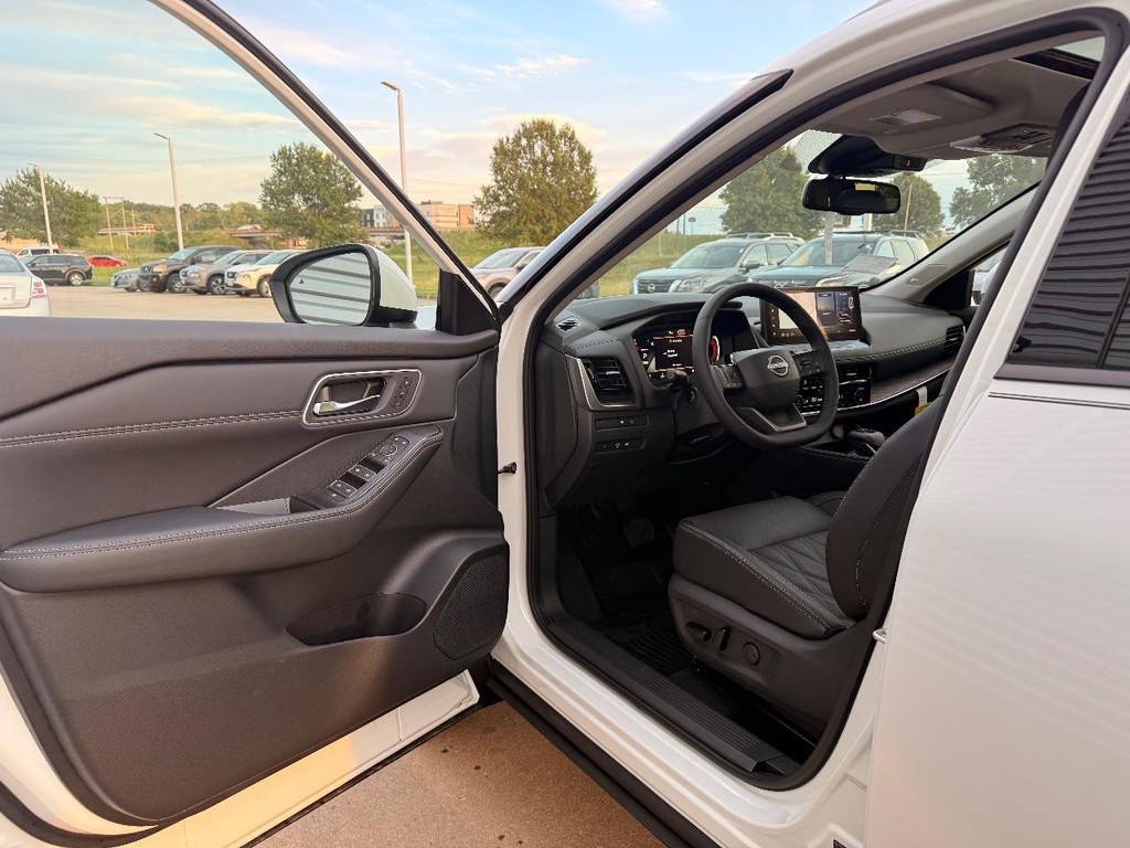 Nissan Rogue Vehicle Full-screen Gallery Image 19