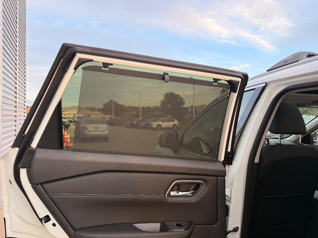 Nissan Rogue Vehicle Full-screen Gallery Image 20