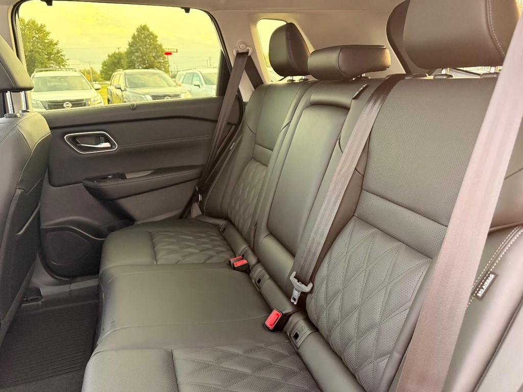 Nissan Rogue Vehicle Full-screen Gallery Image 22