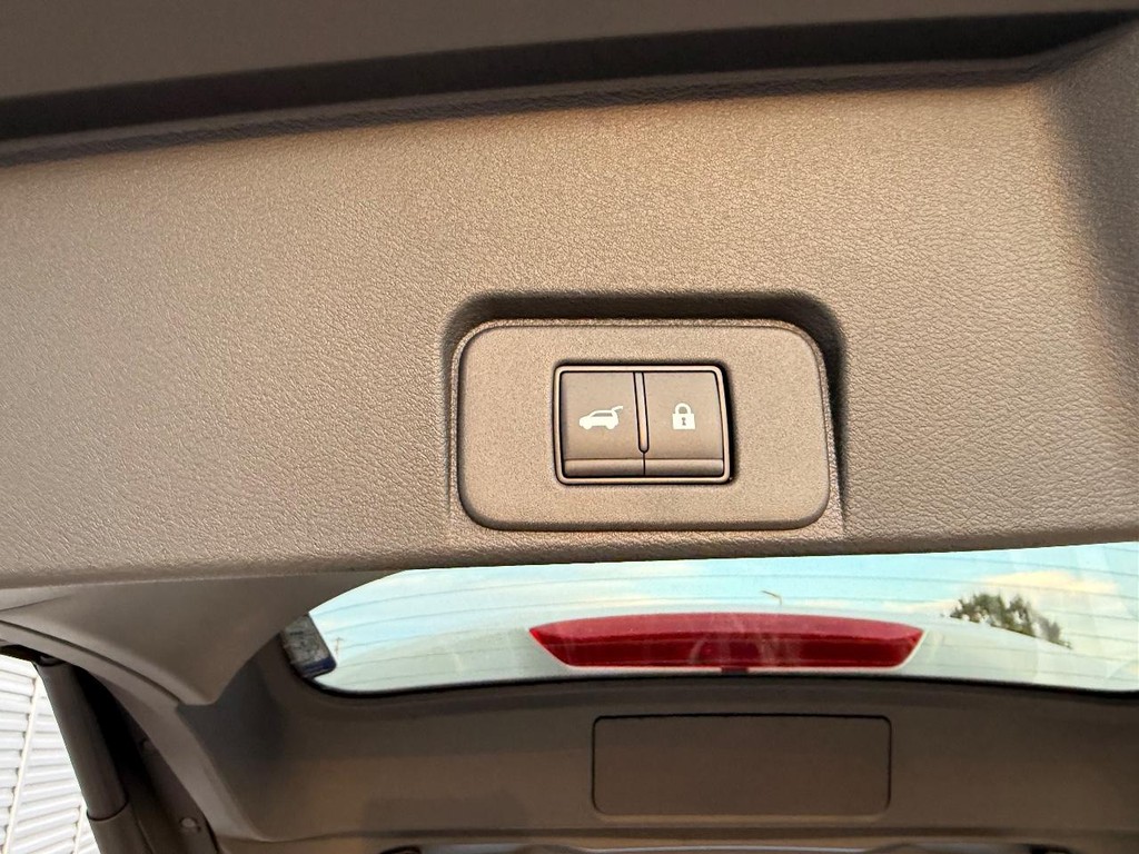 Nissan Rogue Vehicle Full-screen Gallery Image 23