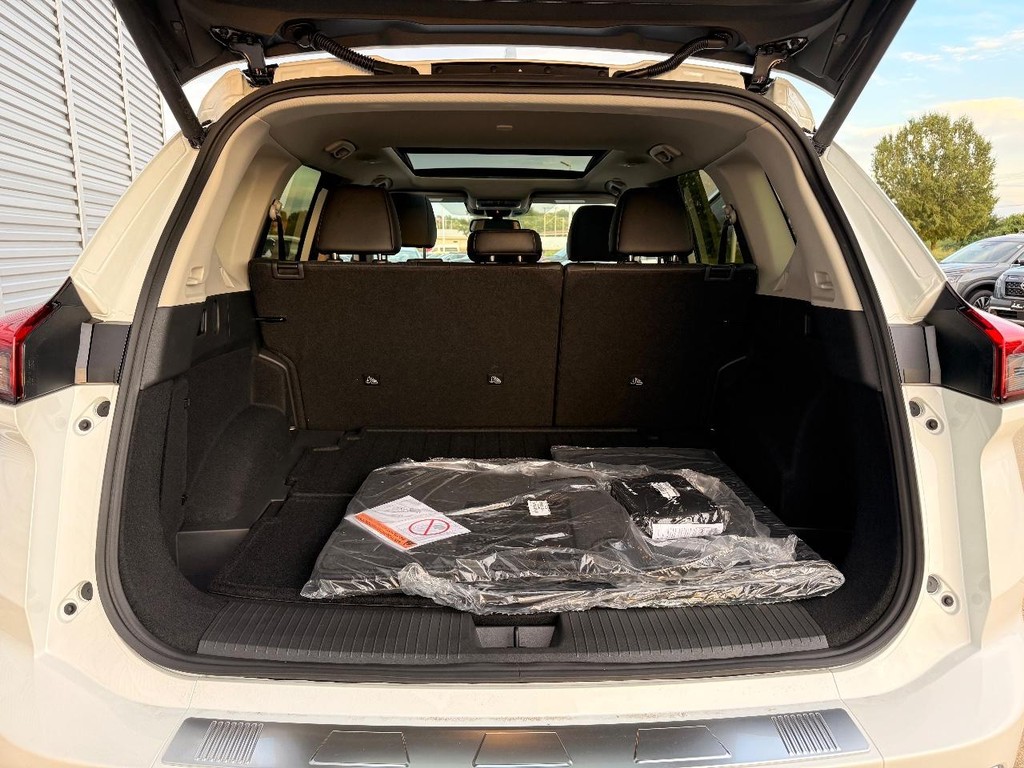 Nissan Rogue Vehicle Full-screen Gallery Image 24