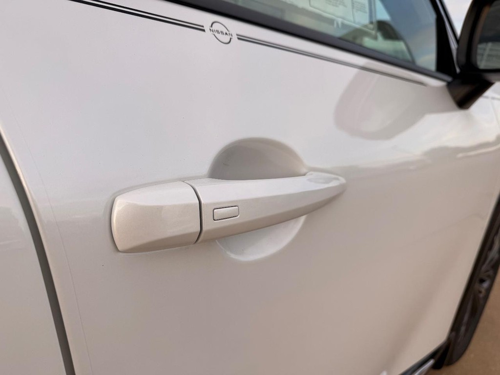 Nissan Rogue Vehicle Full-screen Gallery Image 26