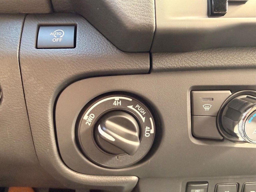 Nissan Frontier Vehicle Full-screen Gallery Image 05