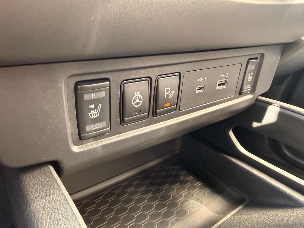 Nissan Frontier Vehicle Full-screen Gallery Image 06