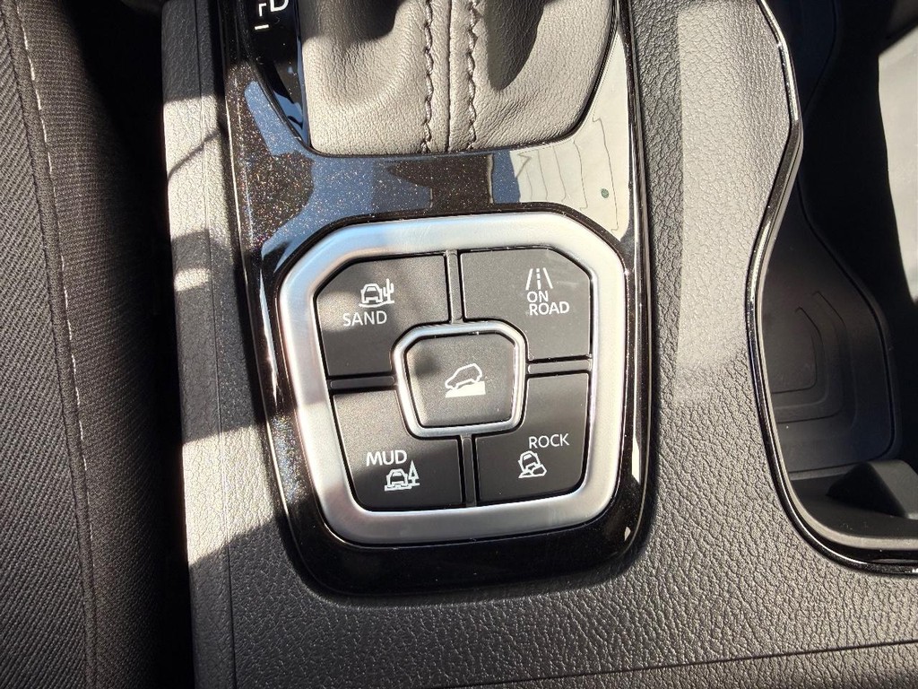 Nissan Frontier Vehicle Full-screen Gallery Image 07