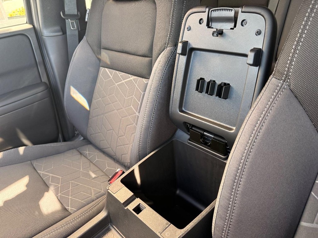 Nissan Frontier Vehicle Full-screen Gallery Image 08