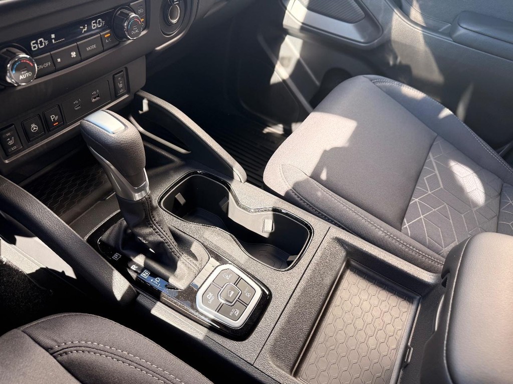 Nissan Frontier Vehicle Full-screen Gallery Image 09