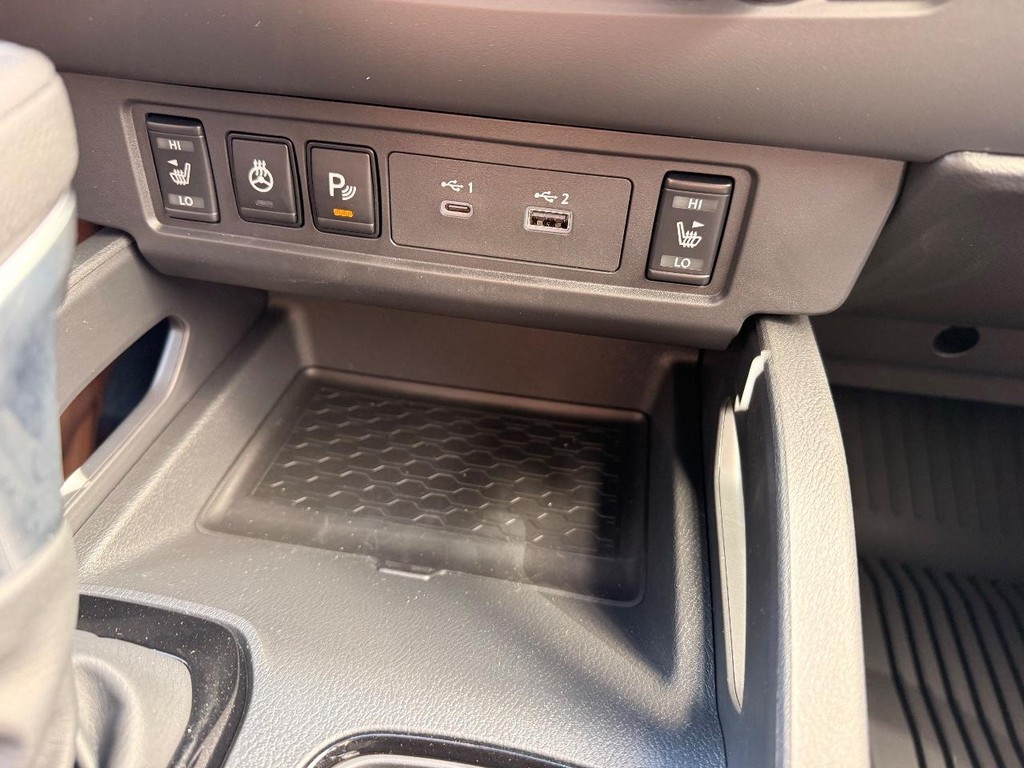 Nissan Frontier Vehicle Full-screen Gallery Image 10