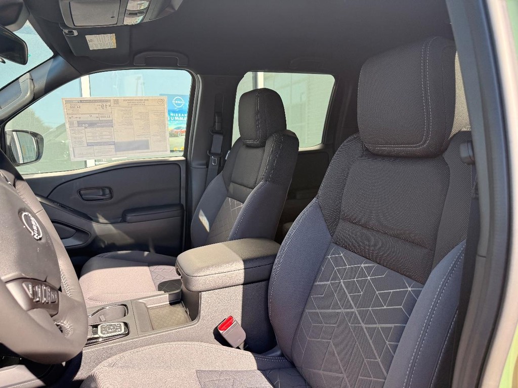 Nissan Frontier Vehicle Full-screen Gallery Image 15