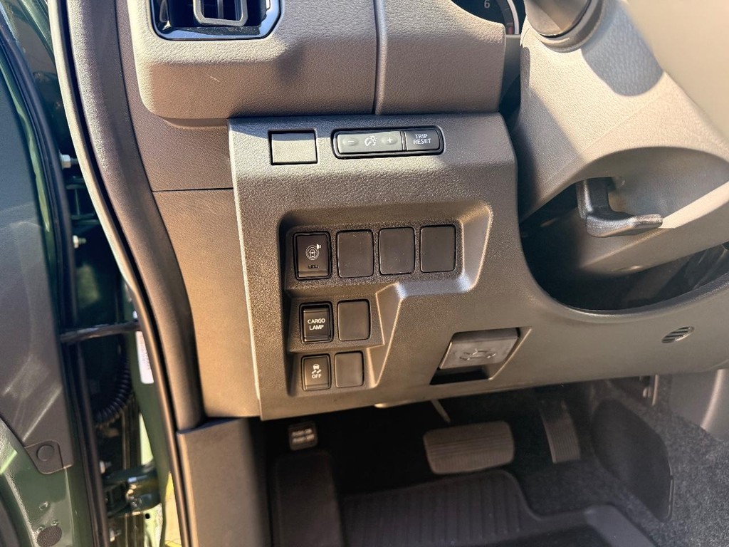 Nissan Frontier Vehicle Full-screen Gallery Image 16