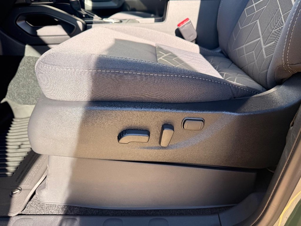 Nissan Frontier Vehicle Full-screen Gallery Image 17