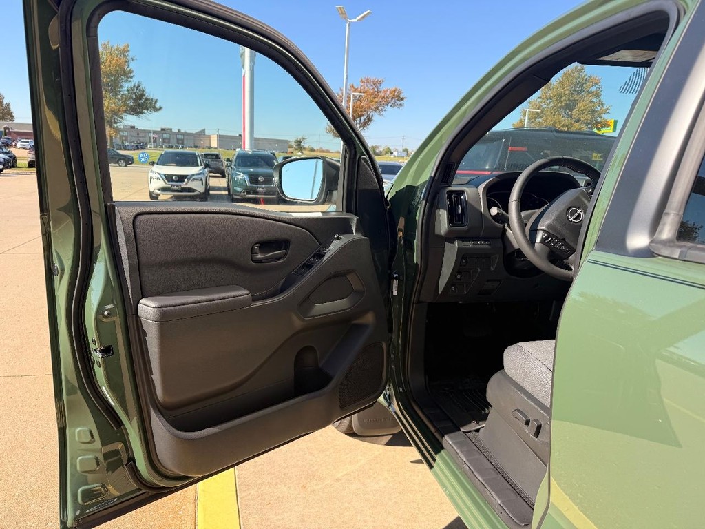 Nissan Frontier Vehicle Full-screen Gallery Image 18