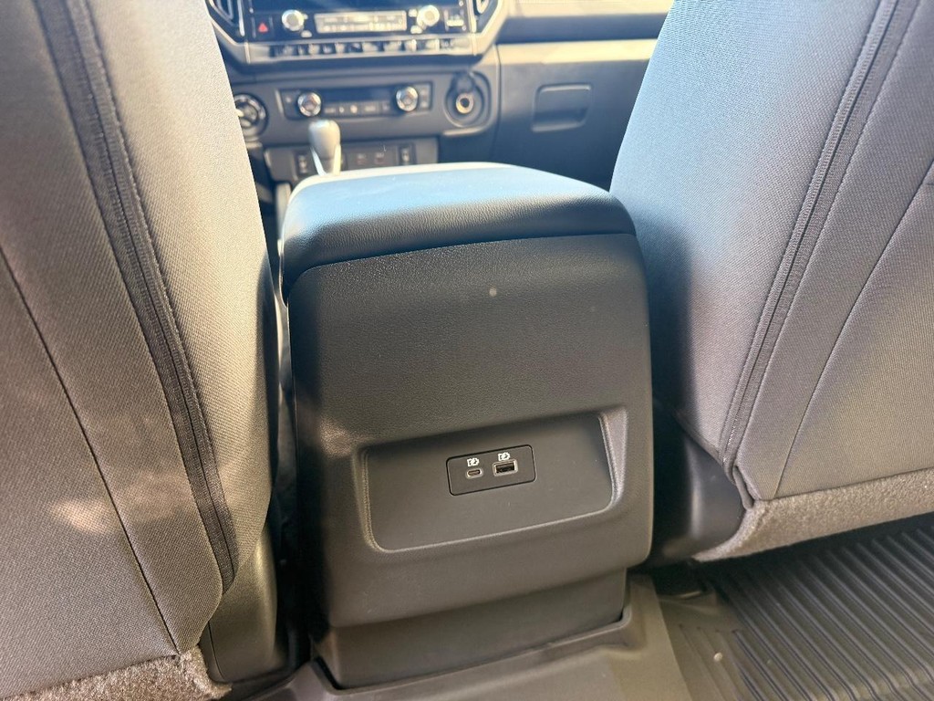 Nissan Frontier Vehicle Full-screen Gallery Image 19