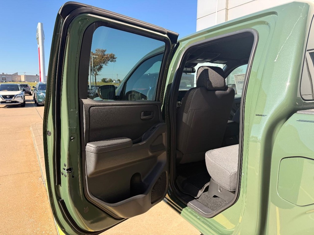 Nissan Frontier Vehicle Full-screen Gallery Image 21