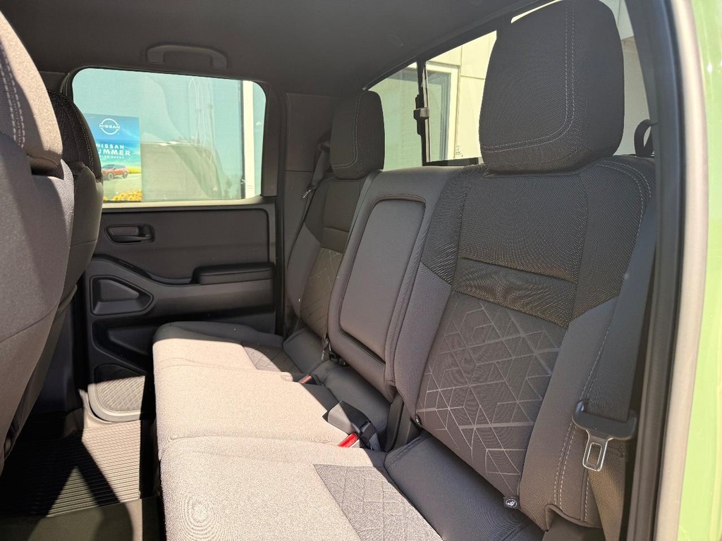 Nissan Frontier Vehicle Full-screen Gallery Image 22