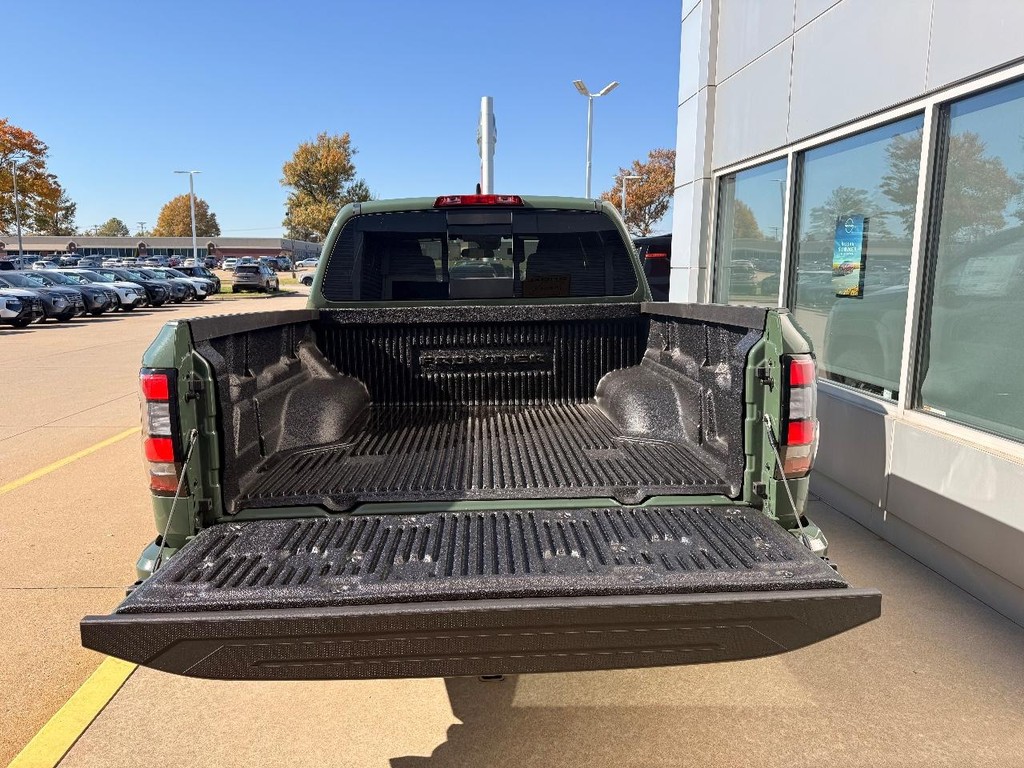 Nissan Frontier Vehicle Full-screen Gallery Image 23