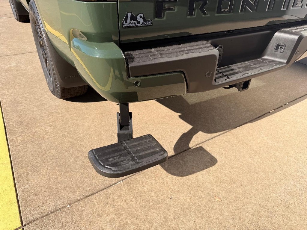 Nissan Frontier Vehicle Full-screen Gallery Image 24