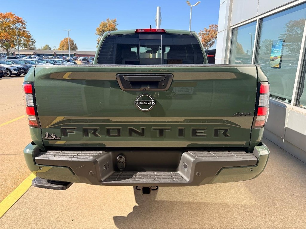 Nissan Frontier Vehicle Full-screen Gallery Image 25