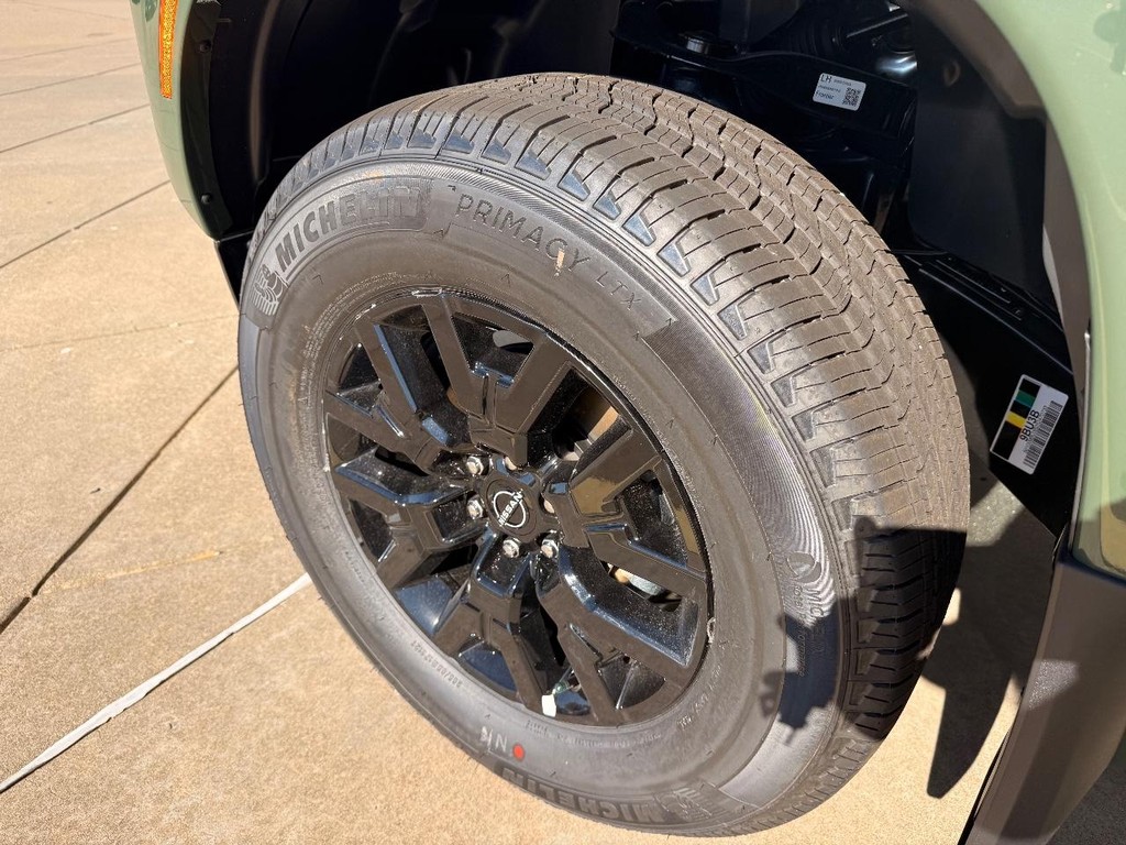 Nissan Frontier Vehicle Full-screen Gallery Image 27