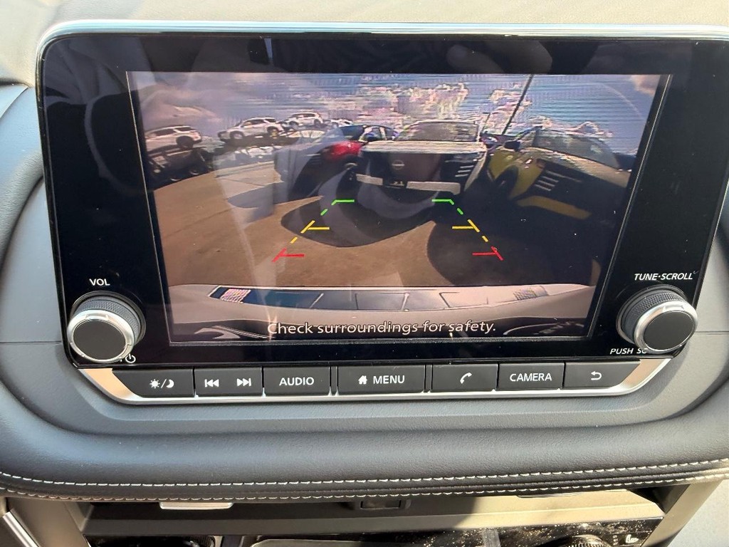 Nissan Rogue Vehicle Full-screen Gallery Image 02