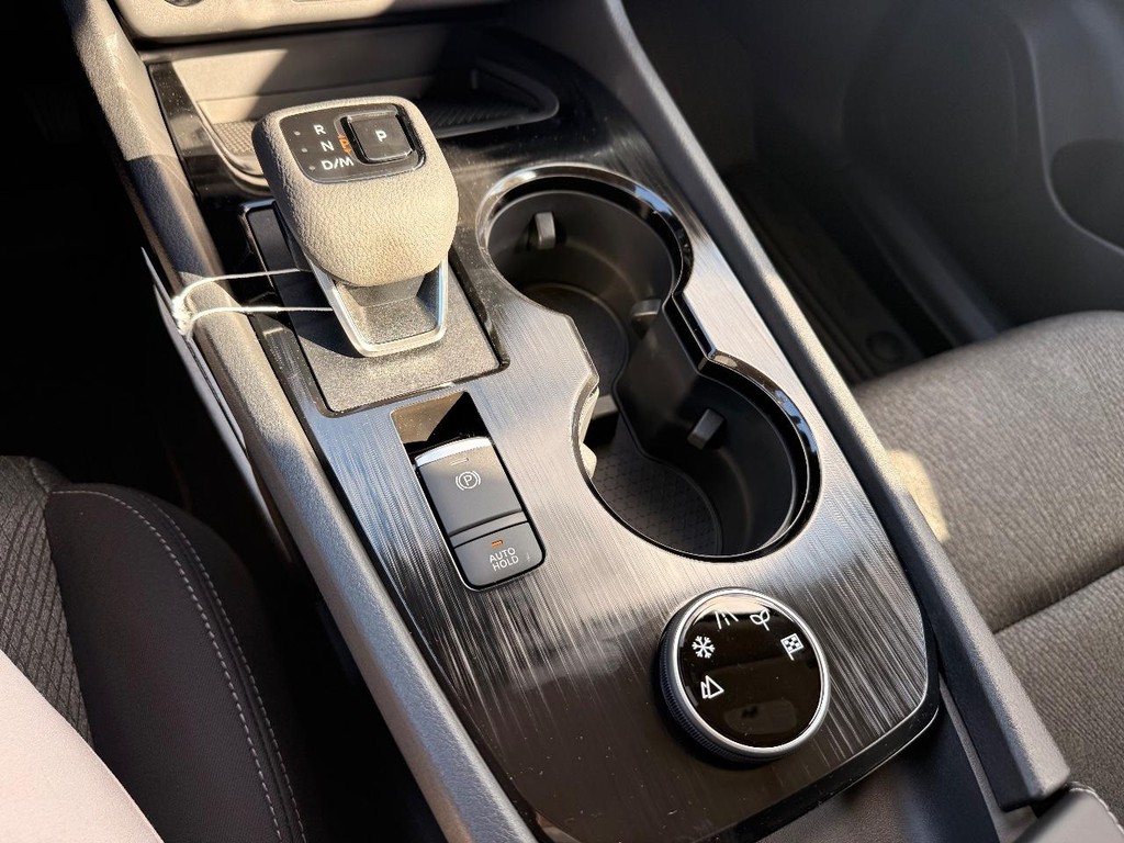 Nissan Rogue Vehicle Full-screen Gallery Image 03