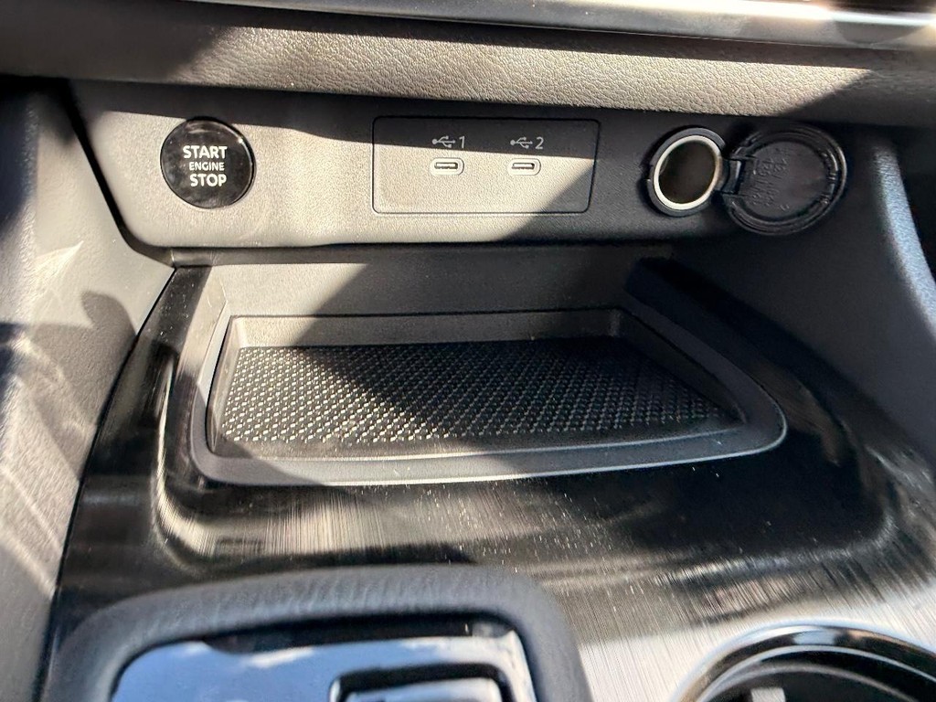 Nissan Rogue Vehicle Full-screen Gallery Image 04