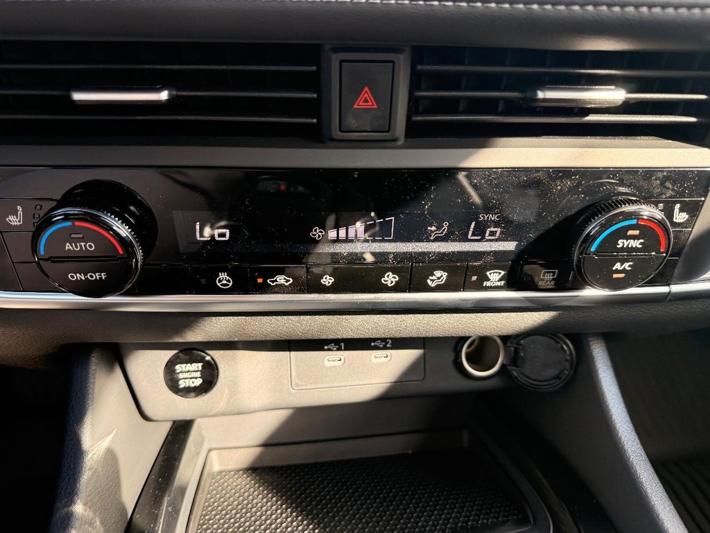 Nissan Rogue Vehicle Full-screen Gallery Image 05