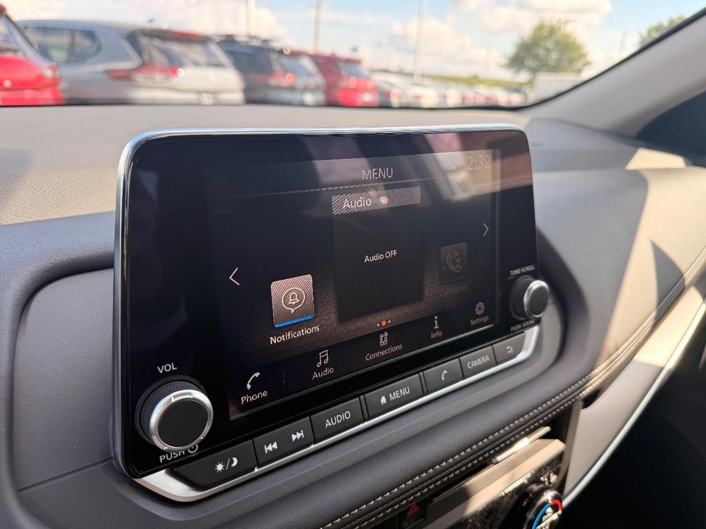 Nissan Rogue Vehicle Full-screen Gallery Image 06