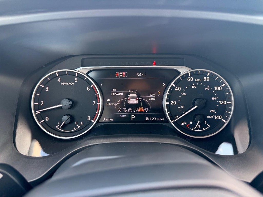 Nissan Rogue Vehicle Full-screen Gallery Image 07