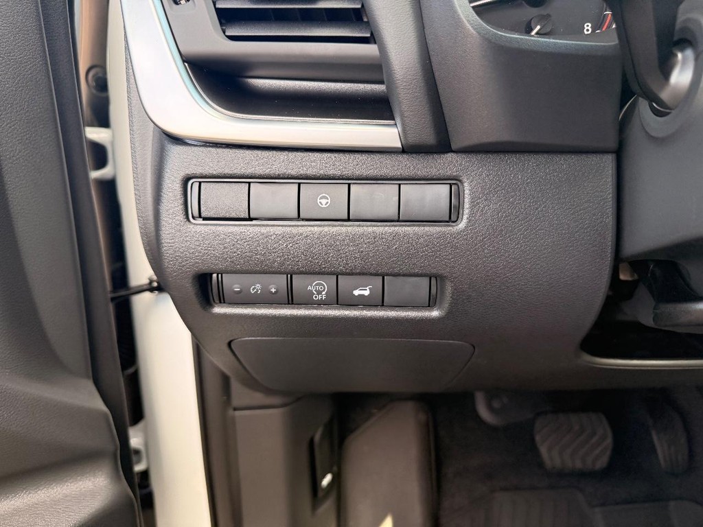 Nissan Rogue Vehicle Full-screen Gallery Image 09