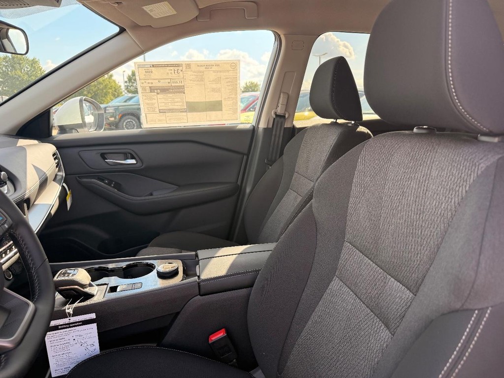 Nissan Rogue Vehicle Full-screen Gallery Image 10