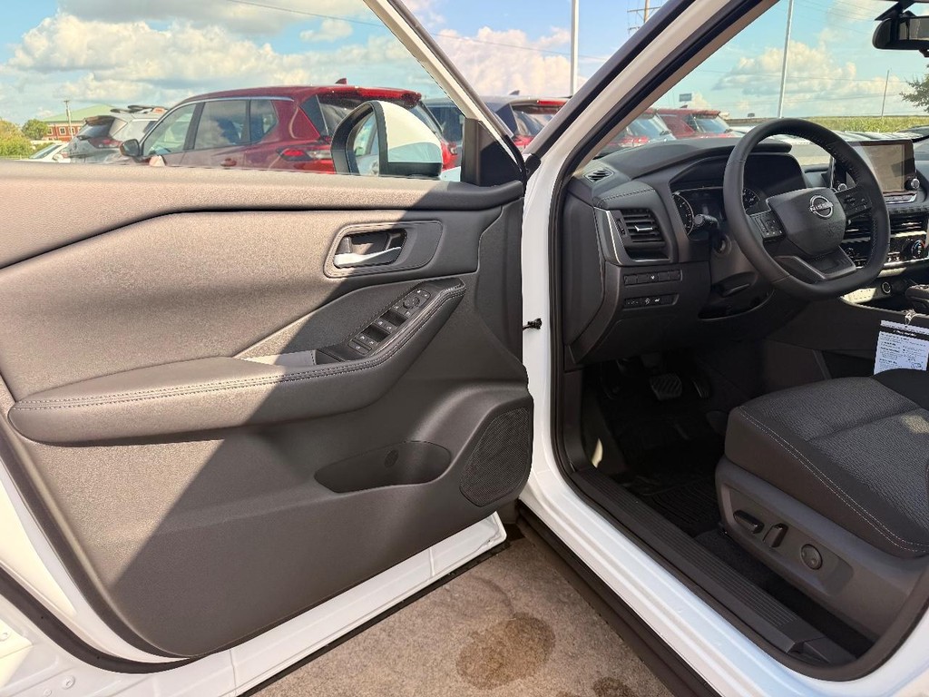 Nissan Rogue Vehicle Full-screen Gallery Image 11