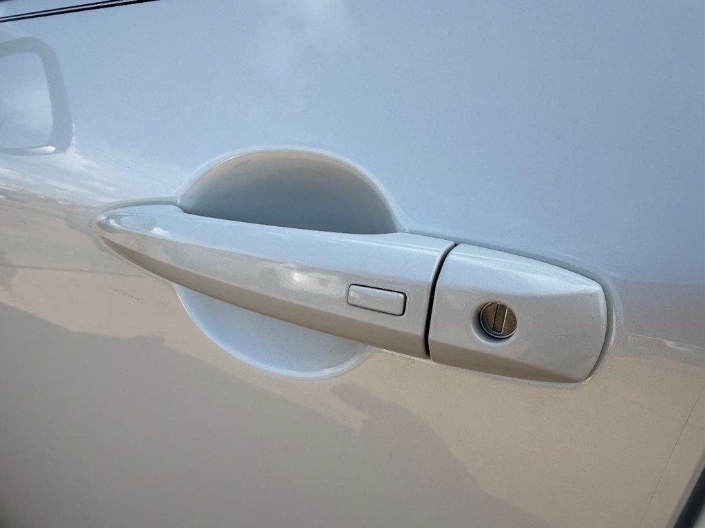 Nissan Rogue Vehicle Full-screen Gallery Image 13