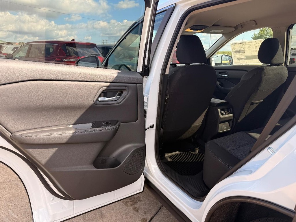 Nissan Rogue Vehicle Full-screen Gallery Image 14