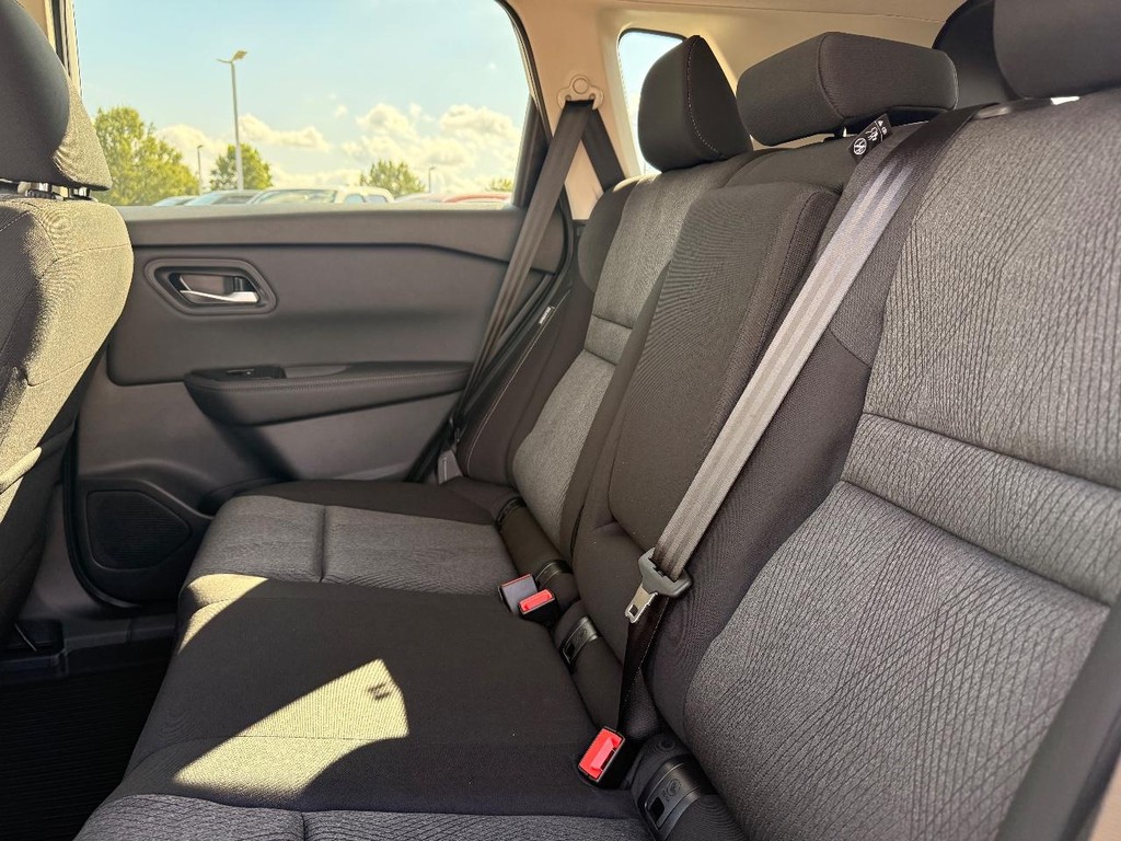 Nissan Rogue Vehicle Full-screen Gallery Image 15