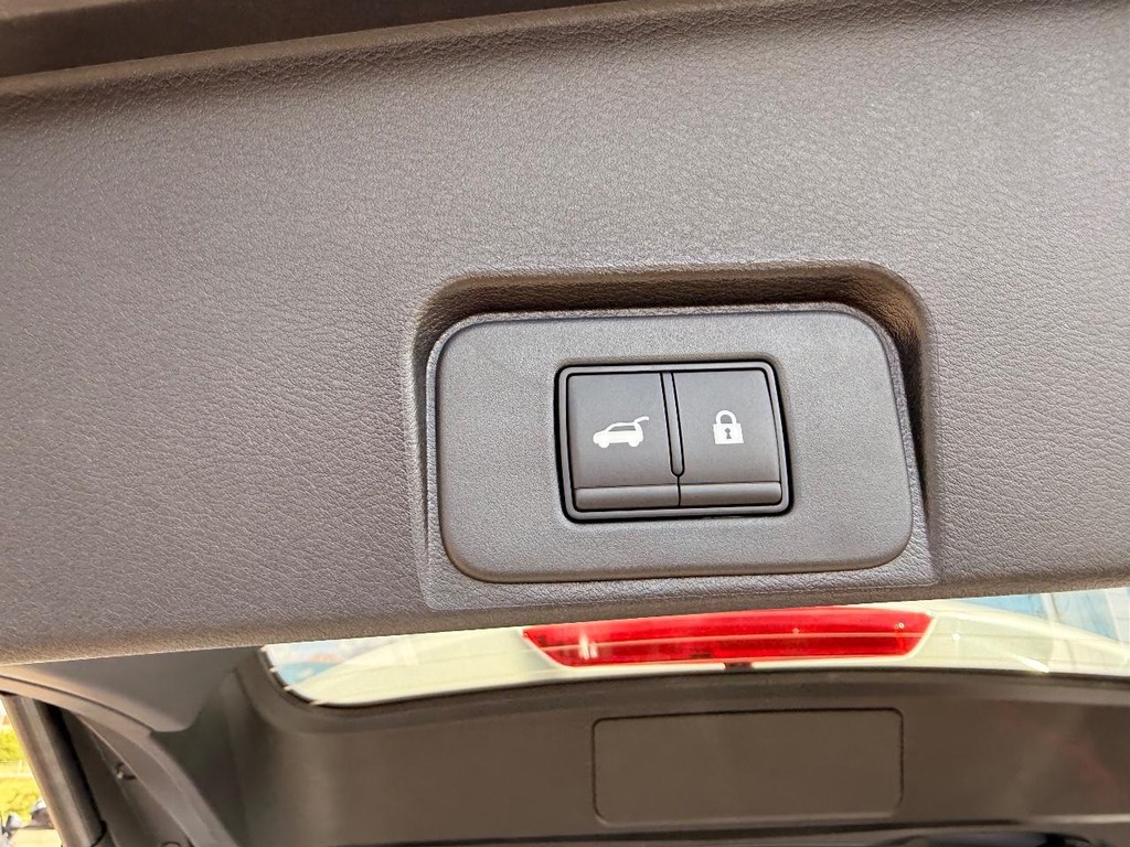 Nissan Rogue Vehicle Full-screen Gallery Image 16