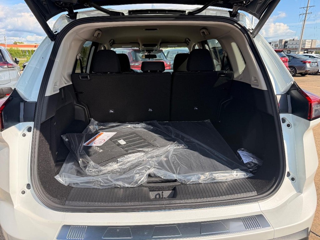 Nissan Rogue Vehicle Full-screen Gallery Image 17