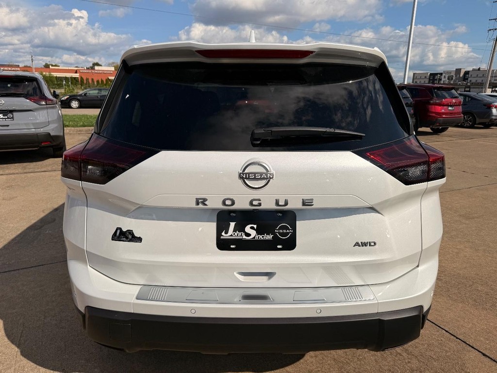 Nissan Rogue Vehicle Full-screen Gallery Image 18