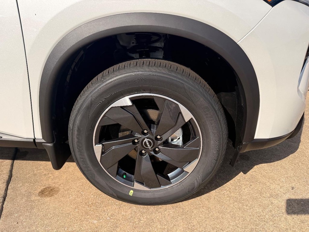 Nissan Rogue Vehicle Full-screen Gallery Image 20