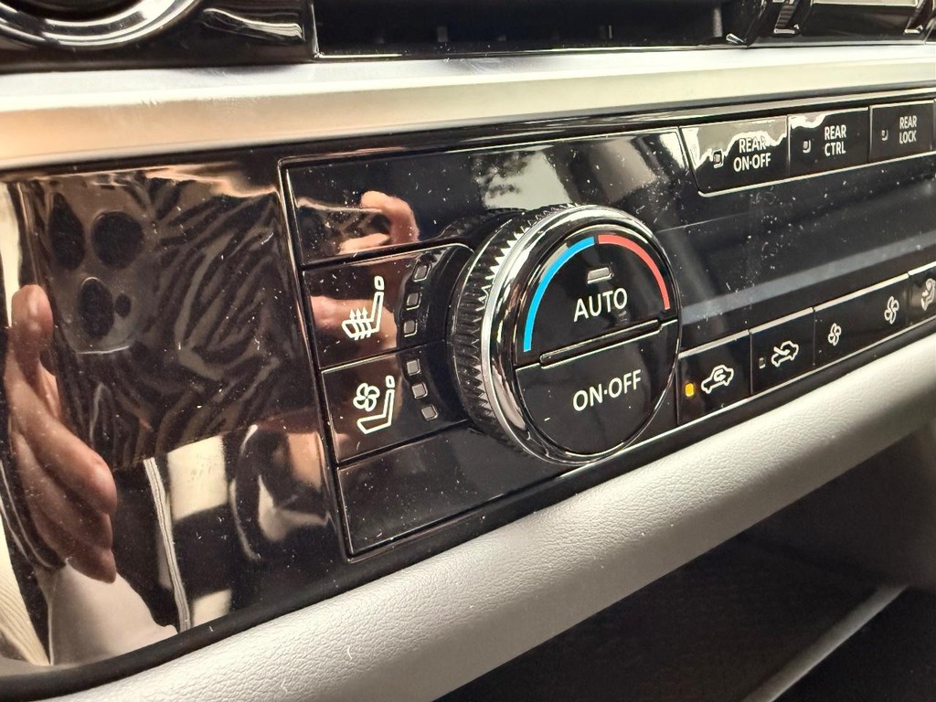 Nissan Pathfinder Vehicle Full-screen Gallery Image 02