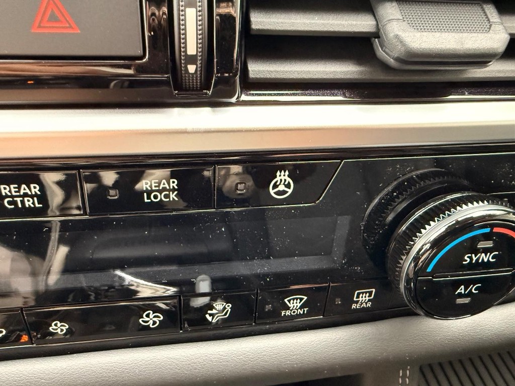 Nissan Pathfinder Vehicle Full-screen Gallery Image 03