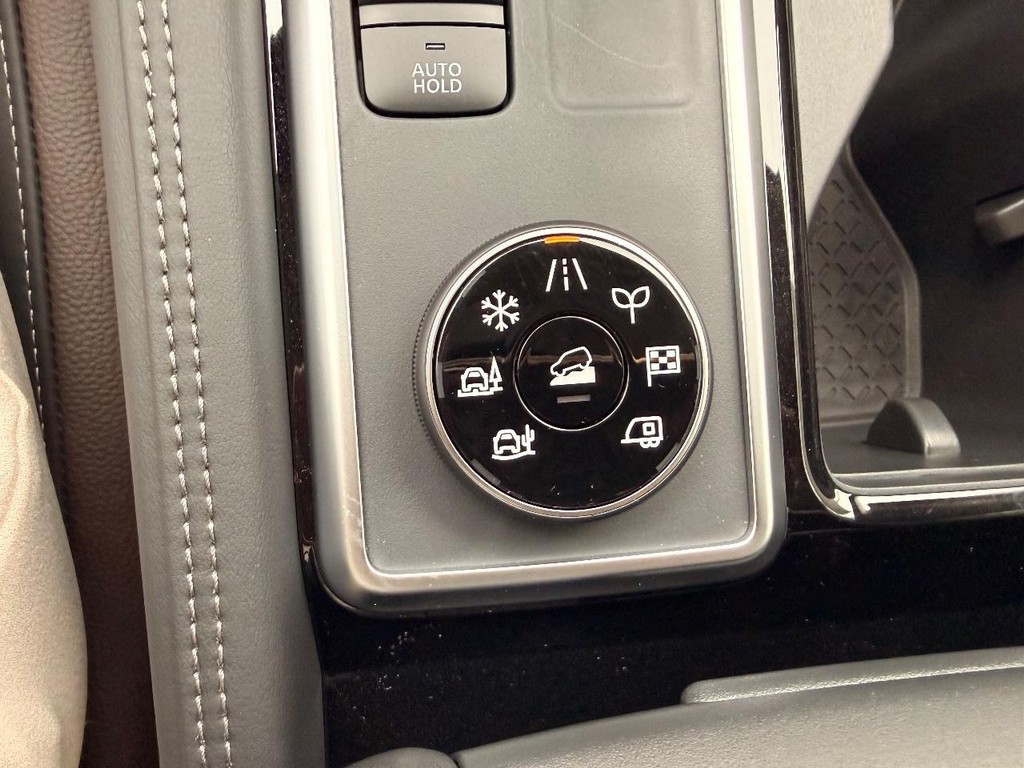 Nissan Pathfinder Vehicle Full-screen Gallery Image 05