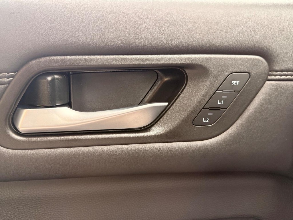 Nissan Pathfinder Vehicle Full-screen Gallery Image 08