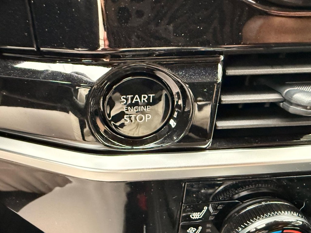 Nissan Pathfinder Vehicle Full-screen Gallery Image 09