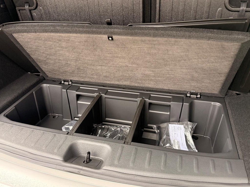 Nissan Pathfinder Vehicle Full-screen Gallery Image 11