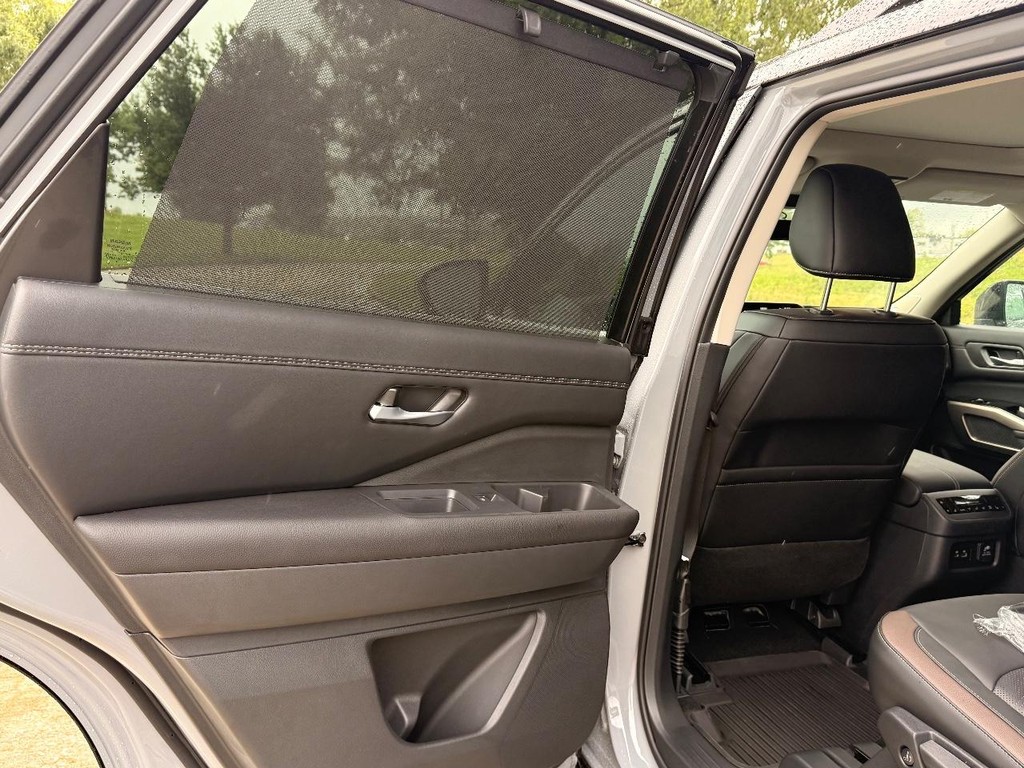 Nissan Pathfinder Vehicle Full-screen Gallery Image 13