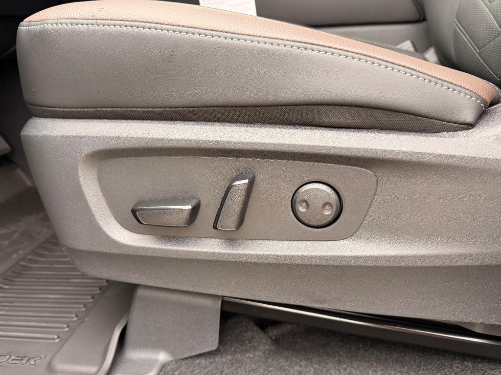 Nissan Pathfinder Vehicle Full-screen Gallery Image 14