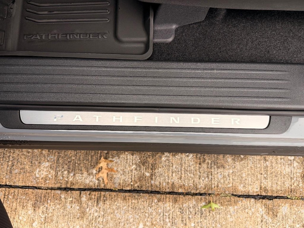 Nissan Pathfinder Vehicle Full-screen Gallery Image 15