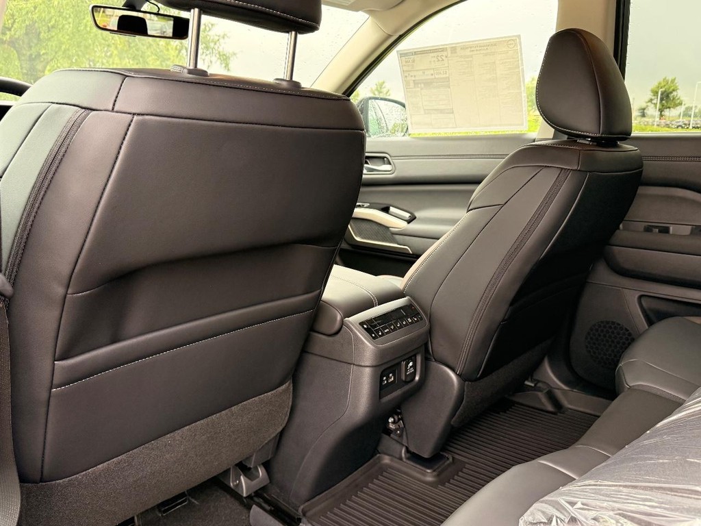 Nissan Pathfinder Vehicle Full-screen Gallery Image 17