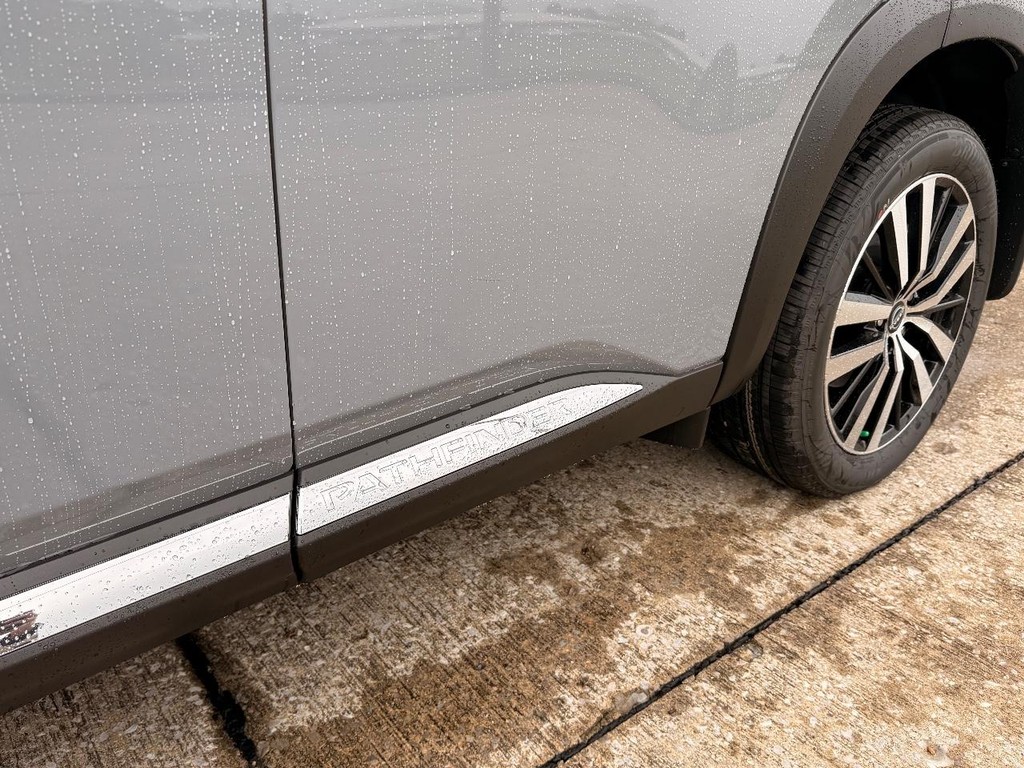 Nissan Pathfinder Vehicle Full-screen Gallery Image 18